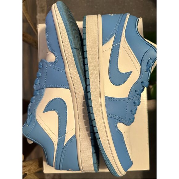 Women’s Jordan 1 Low UNC - Picture 6 of 10